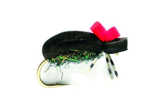 Schwarze Foam Beetle Käfer-Trockenfliege mit Schaumstoffkörper, grün schimmernder Unterseite und pinkfarbener Sichthilfe