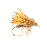 Köcherfliegen-Trockenfliege mit dichtem goldbraunem Haarflügel, braunem Körper und heller, nach unten abstehender Hechel