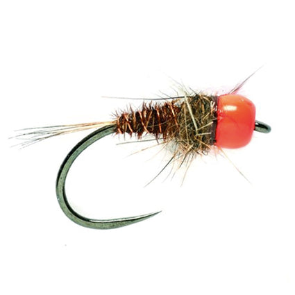 Braune Fliegennymphe mit geripptem Hinterkörper, olivbraunem Thorax, feinen Schwanzfibern und orangefarbener Kopfperle