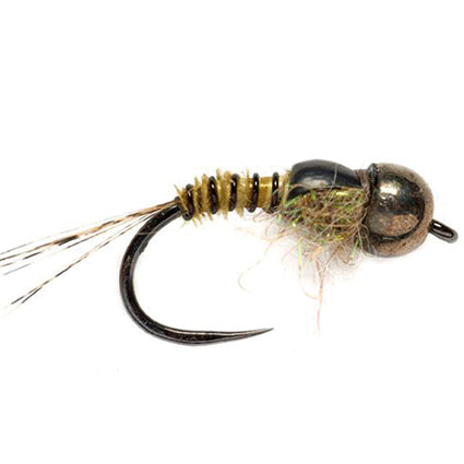 Olivbraune Fliegennymphe mit dunkel geripptem Hinterkörper, dunklem Thorax, feinen Schwanzfibern und metallisch glänzender Kopfperle